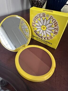 Trixie cosmetics bronzer- Groovy Gardenia